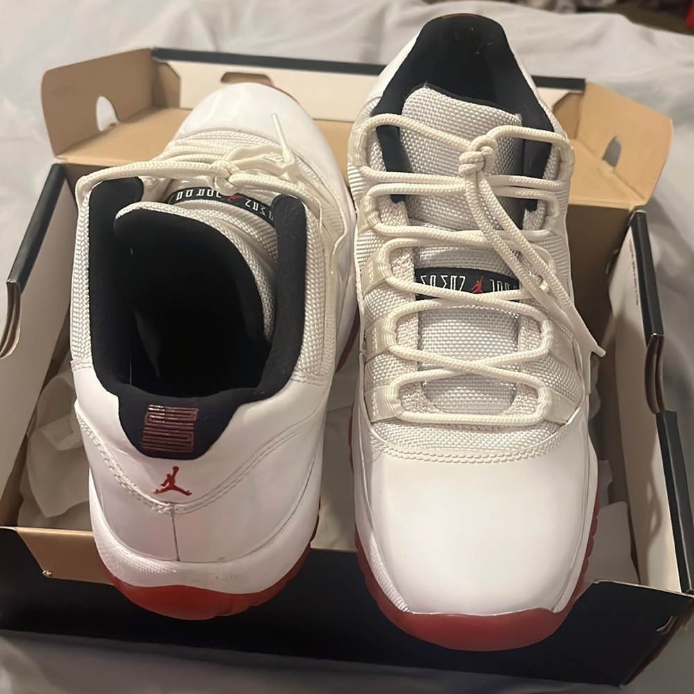 Air Jordan 11 Low "varsity red"